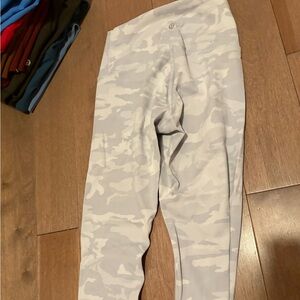 White camo ribbed lululemon leggings size 4 never worn black